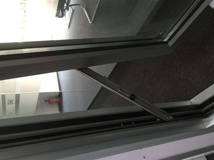 安装铝合金门窗滑撑风撑的正确方法